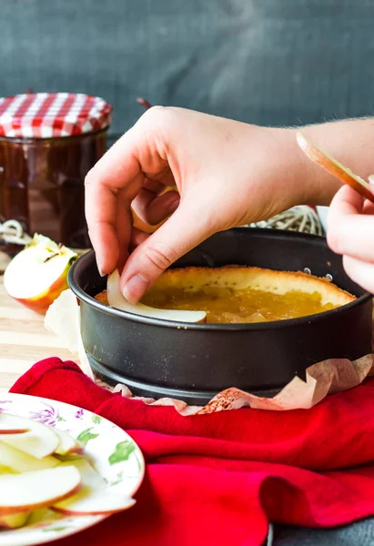 Elmalı tart, eller yapma süreci