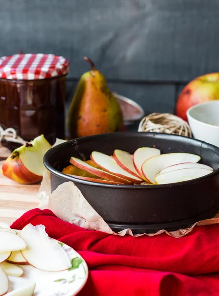 Dikey olarak ile Armut Reçeli, elmalı tart yapma süreci — Stok fotoğraf