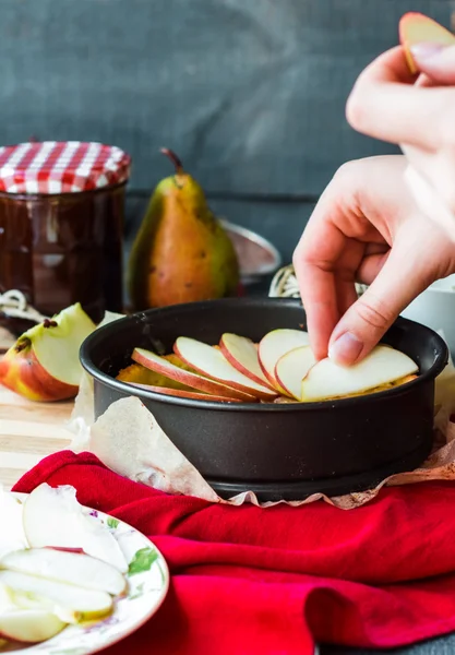 Процесс приготовления яблочного тартара с торфяным вареньем, вертикально — стоковое фото