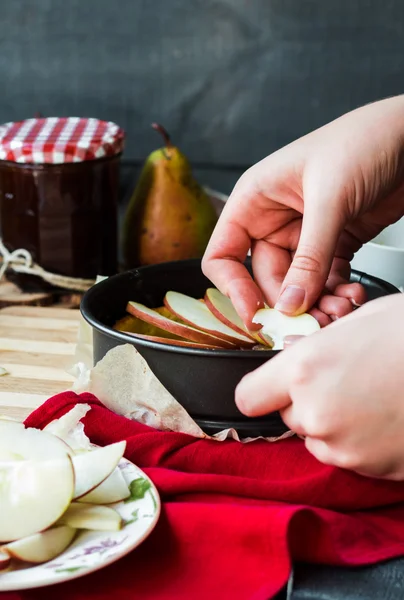 dikey olarak ile Armut Reçeli, elmalı tart yapma süreci