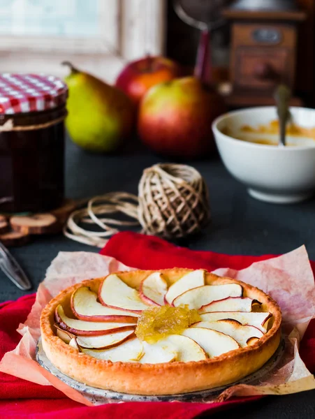 Яблучний пиріг на піщаній основі з грушевим джемом і карамеллю — стокове фото