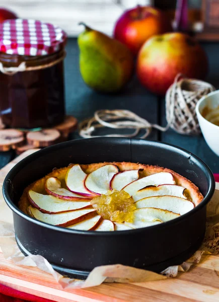 Prozess der Herstellung von Apfelkuchen mit Birnenmarmelade und Karamell — Stockfoto