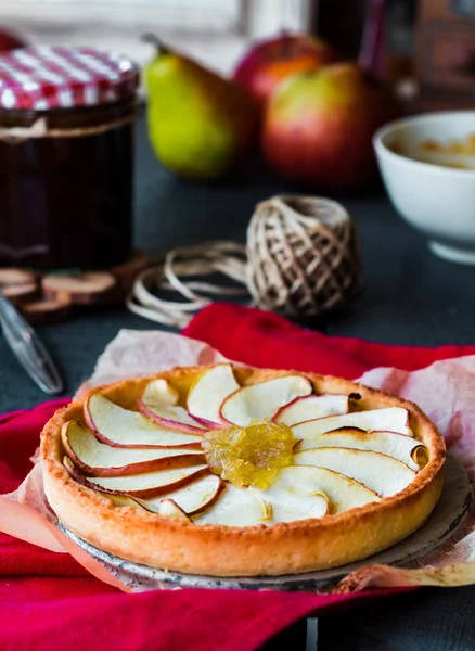 Elmalı tart Armut Reçeli ve karamel ile kum altlığı