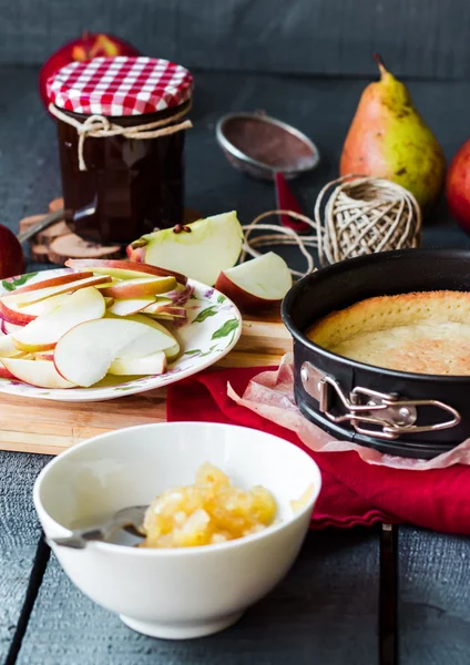 Яблочный пирог с грушевым джемом и карамелью — стоковое фото