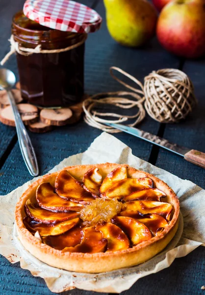 Elmalı tart ile Armut Reçeli ve karamel, dikey olarak yuvarlak