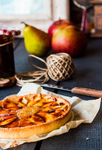 Round apple tart with pear jam and caramel, vertically — Stock Photo, Image