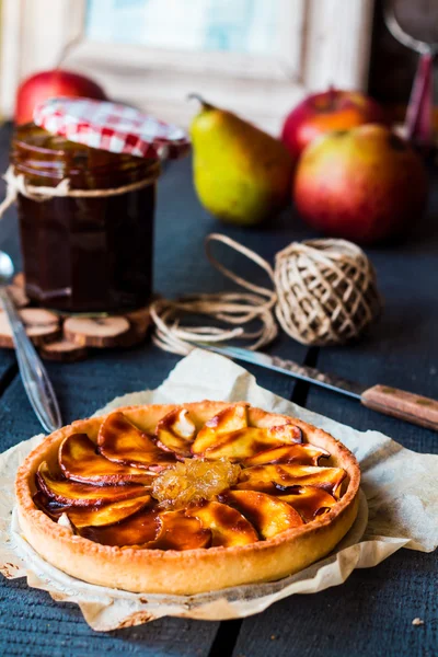 Elmalı tart Armut Reçeli ve karamel ile kum altlığı 