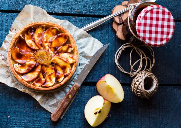 Apfelkuchen mit Birnenmarmelade und Karamell, von oben — Stockfoto