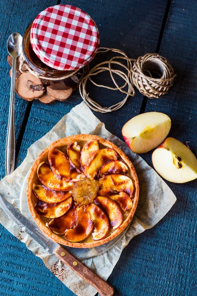 Apfelkuchen mit Birnenmarmelade und Karamell, von oben — Stockfoto