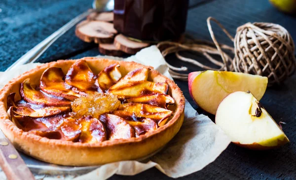 Яблочный пирог на песчаной базе с грушевым вареньем и карамелью — стоковое фото