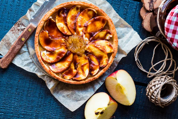 Apfelkuchen mit Birnenmarmelade und Karamell, von oben — Stockfoto