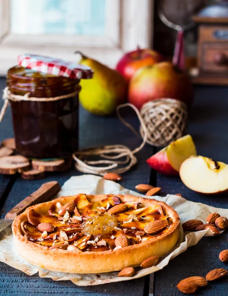 Tarte aux pommes sur une base de sable avec confiture de poires et caramel — Photo