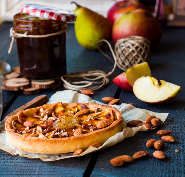 Tarte à la confiture de poires, pommes et caramel — Photo