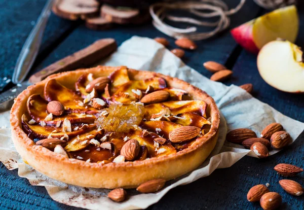 Tarte aux pommes sur une base de sable avec confiture de poires et caramel — Photo