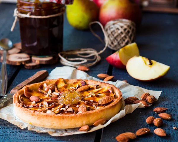 Torte mit Birnenmarmelade, Äpfeln und Karamell, horizontal — Stockfoto