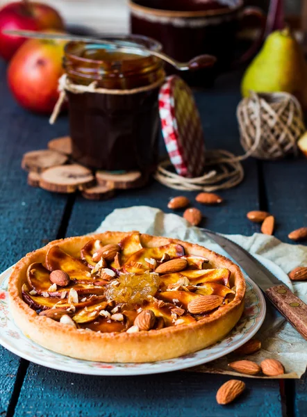 Torte mit Birnenmarmelade, Äpfeln und Karamell — Stockfoto