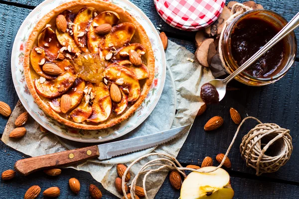 Armut Reçeli, elma ve karamel, üstten görünüm ile tart 