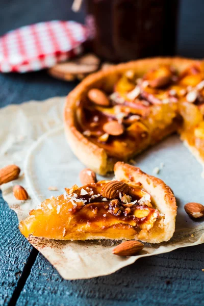Ломтик пирога с грушевым джемом, яблоками и карамелью — стоковое фото