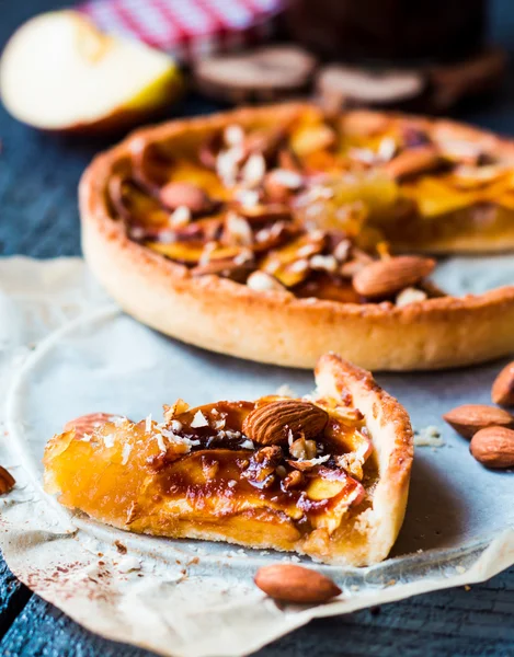 Segment van taart met peer jam, appels en karamel — Stockfoto