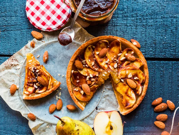 Apfelkuchen mit Karamell, ein Stück Kuchen, Draufsicht — Stockfoto