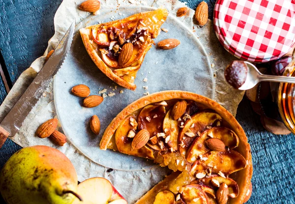 Apple tart with caramel, a piece of cake, top view — Stock Photo, Image