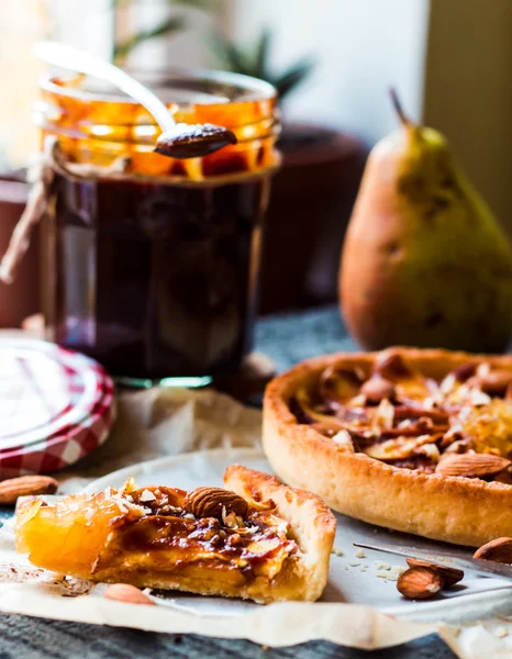 Pedaço de torta de maçã em uma base de areia com caramelo — Fotografia de Stock