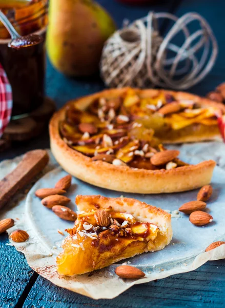 Stuk voor apple tart op een zand base met karamel — Stockfoto