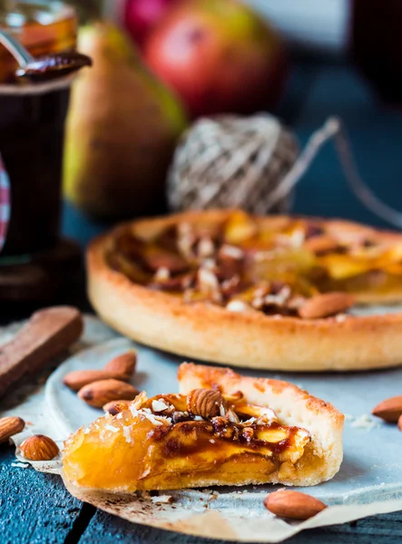 Stuk voor apple tart op een zand base met karamel — Stockfoto