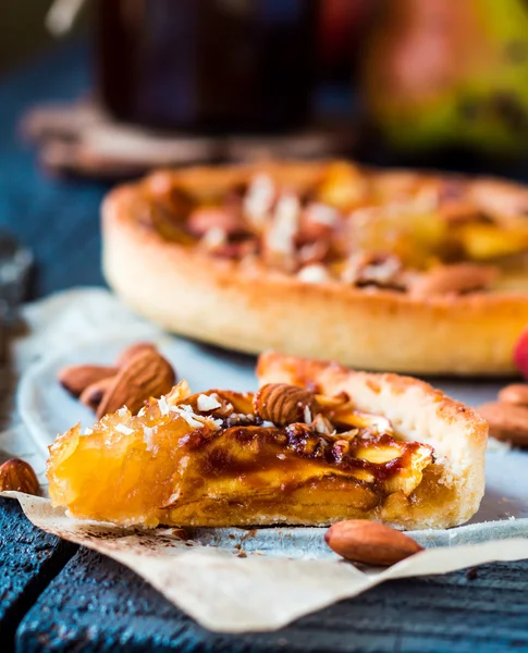 Apfelkuchen auf Sandboden mit Karamell auf Pergament — Stockfoto