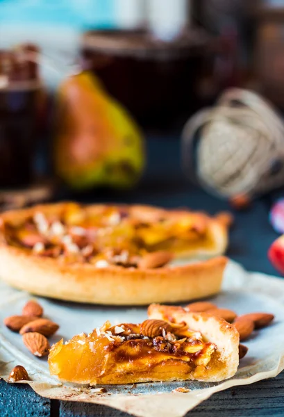 Apfelkuchen auf Sandboden mit Karamell auf Pergament — Stockfoto