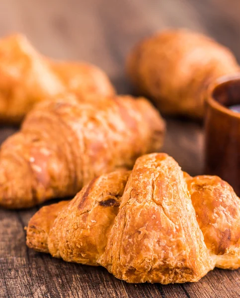 Croissant con chocolate en una tabla de madera, cocina francesa — Foto de Stock