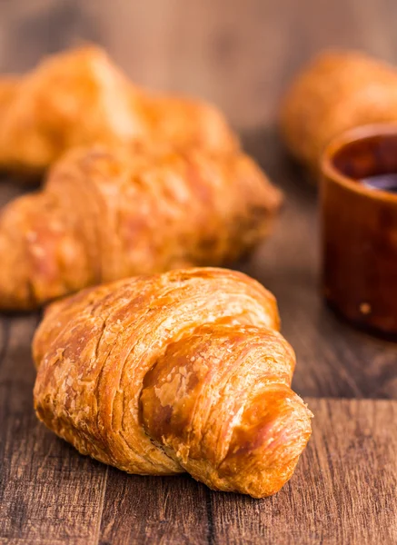 Croissant con chocolate en una tabla de madera, cocina francesa — Foto de Stock