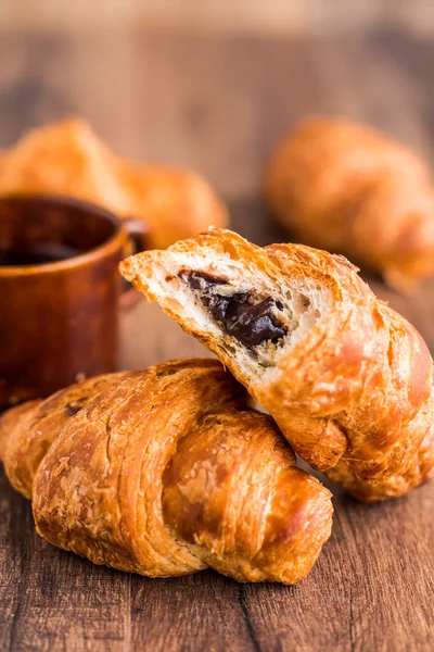 Croissant bocado con chocolate, hornear francés — Foto de Stock