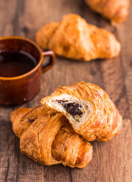 Croissant bocado con chocolate, hornear francés — Foto de Stock