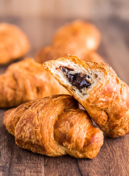 Morder croissants con chocolate, primer plano — Foto de Stock