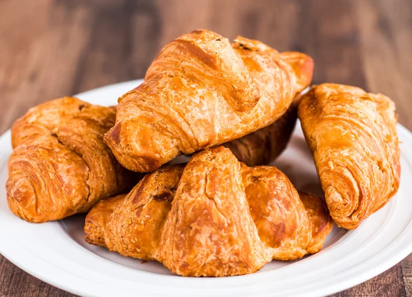 Cruasanes con chocolate en un plato blanco, desayuno — Foto de Stock