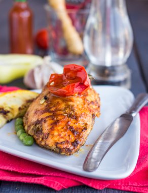 baharatlar ve domates soslu fırında tavuk fileto