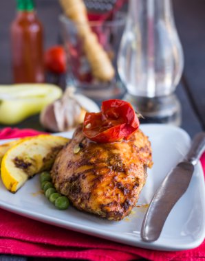 baharatlar ve domates soslu fırında tavuk fileto