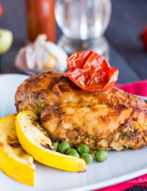 baharatlar ve domates soslu fırında tavuk fileto