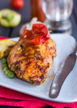 baharatlar ve domates soslu fırında tavuk fileto