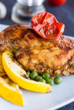 baharat ve domates, sebze pişmiş tavuk fileto 