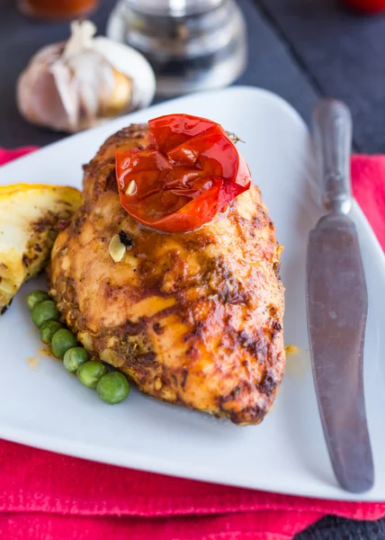 Filete de pollo al horno en especias y salsa de tomate — Foto de Stock