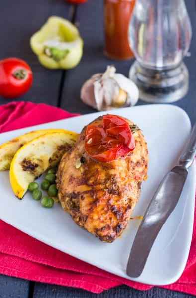 Filé de frango assado em especiarias e molho de tomate — Fotografia de Stock