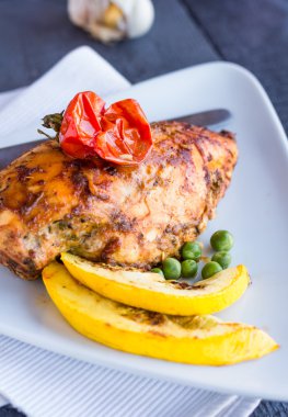 baharat ve domates, sebze pişmiş tavuk fileto 