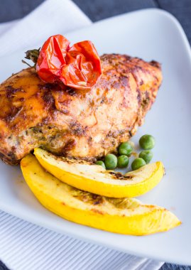 baharat ve domates, sebze pişmiş tavuk fileto 