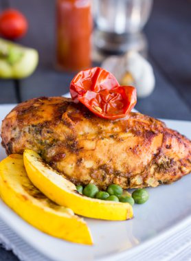 sebzeli baharatlı soslu fırında bütün tavuk fileto 