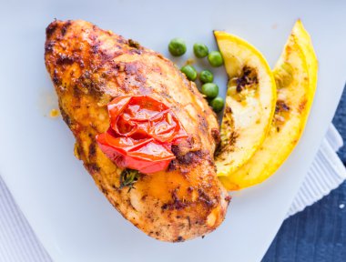 Sebzeli baharatlı soslu fırında tavuk 