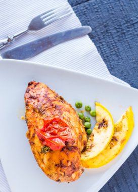 Sebzeli baharatlı soslu fırında tavuk 