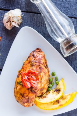 Sebzeli baharatlı soslu fırında tavuk 