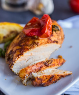 Beyaz bir tabakta sebze ile pişmiş tavuk köri kesmek 